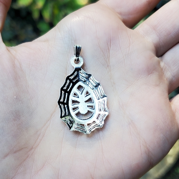 New Silver Spiderweb Pendant - Picture 5 of 5